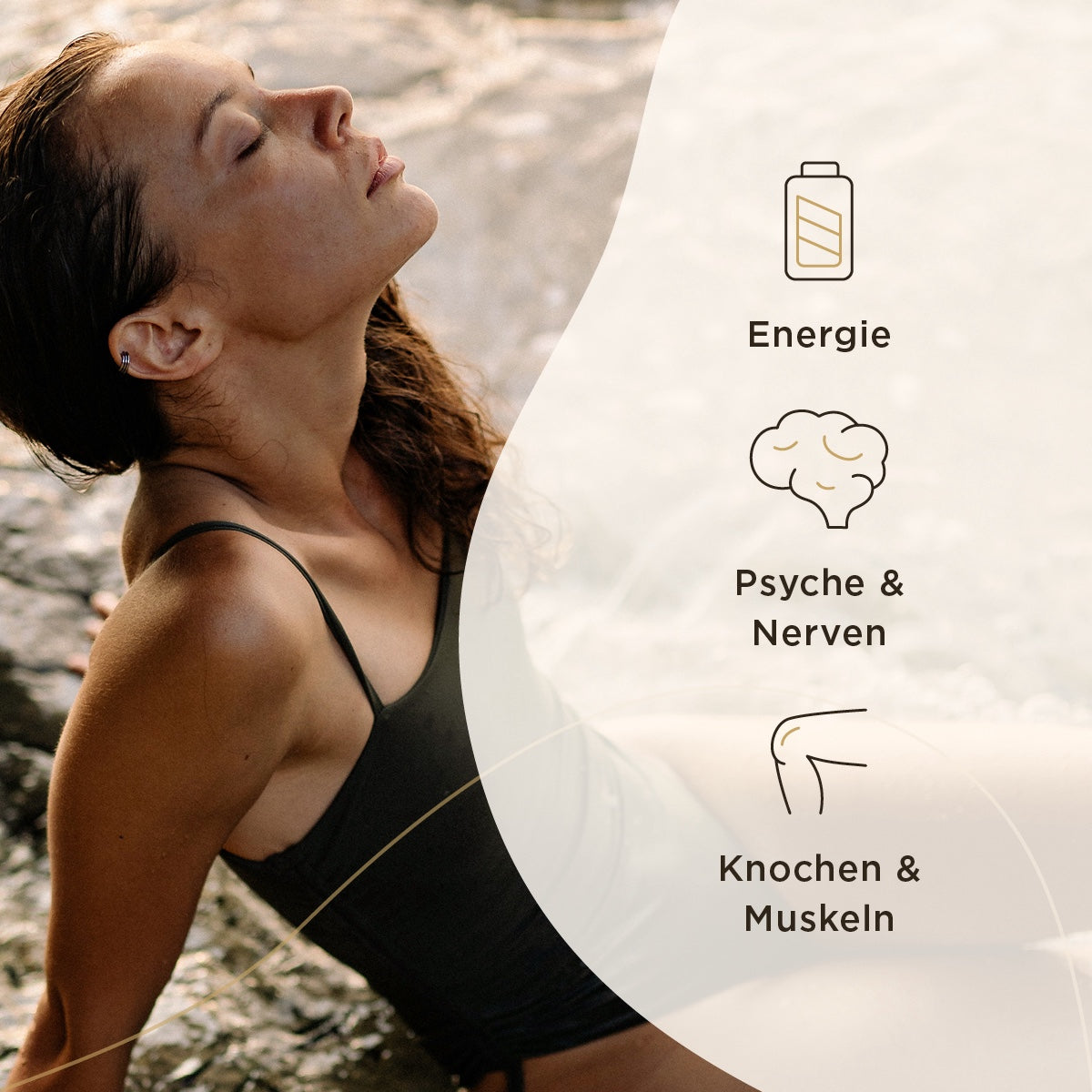Eine Frau in einem schwarzen Badeanzug sitzt mit geschlossenen Augen an einem Felsen, wahrscheinlich in der Natur. Sie wirkt entspannt. Rechts im Bild sind Symbole und Texte zu Energie, Psyche & Nerven, sowie Knochen & Muskeln zu sehen.