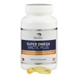 Eine weiße Plastikflasche mit einem Schraubverschluss, auf der "Super Omega Arctic Plus" steht. Auf dem Etikett sind auch "Nahrungsergänzungsmittel mit Omega-3-Fettsäuren" und "1000 mg Fischöl pro Kapsel" zu lesen. Vor der Flasche liegen zwei gelbe Kapseln.