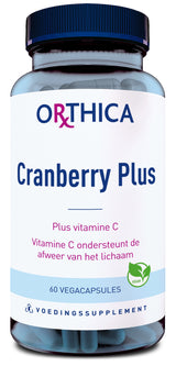 Das Bild zeigt eine Produktverpackung von Orthica Cranberry Plus. Es handelt sich um eine Flasche mit einem blauen Deckel und einem weißen Etikett, auf dem der Produktname, die Funktion des Produkts (Plus Vitamin C), und die Anzahl der Kapseln (60 Vegacapsules) angegeben sind. Das Etikett enthält auch einen Hinweis auf die Unterstützung des Immunsystems durch Vitamin C und ein veganes Logo. Die Flasche ist durchsichtig, sodass die blauen Kapseln im Inneren sichtbar sind.