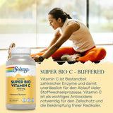 Eine Frau in Sportkleidung dehnt sich in einem hellen Raum. Im Vordergrund ist eine Flasche Solaray Super Bio Vitamin C zu sehen. Der Text beschreibt die Vorteile von Vitamin C für das Immunsystem und den Zellschutz.