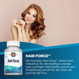Eine Frau mit langen, lockigen, roten Haaren lächelt in die Kamera. Im Vordergrund ist eine Flasche des Nahrungsergänzungsmittels 'Hair Force' von KAL zu sehen, das Biotin und Zink enthält. Der Hintergrund ist einfarbig beige. Der Text auf dem Bild beschreibt die Vorteile des Produkts für die Kopfhaut und das Haar, sowohl für Männer als auch für Frauen.