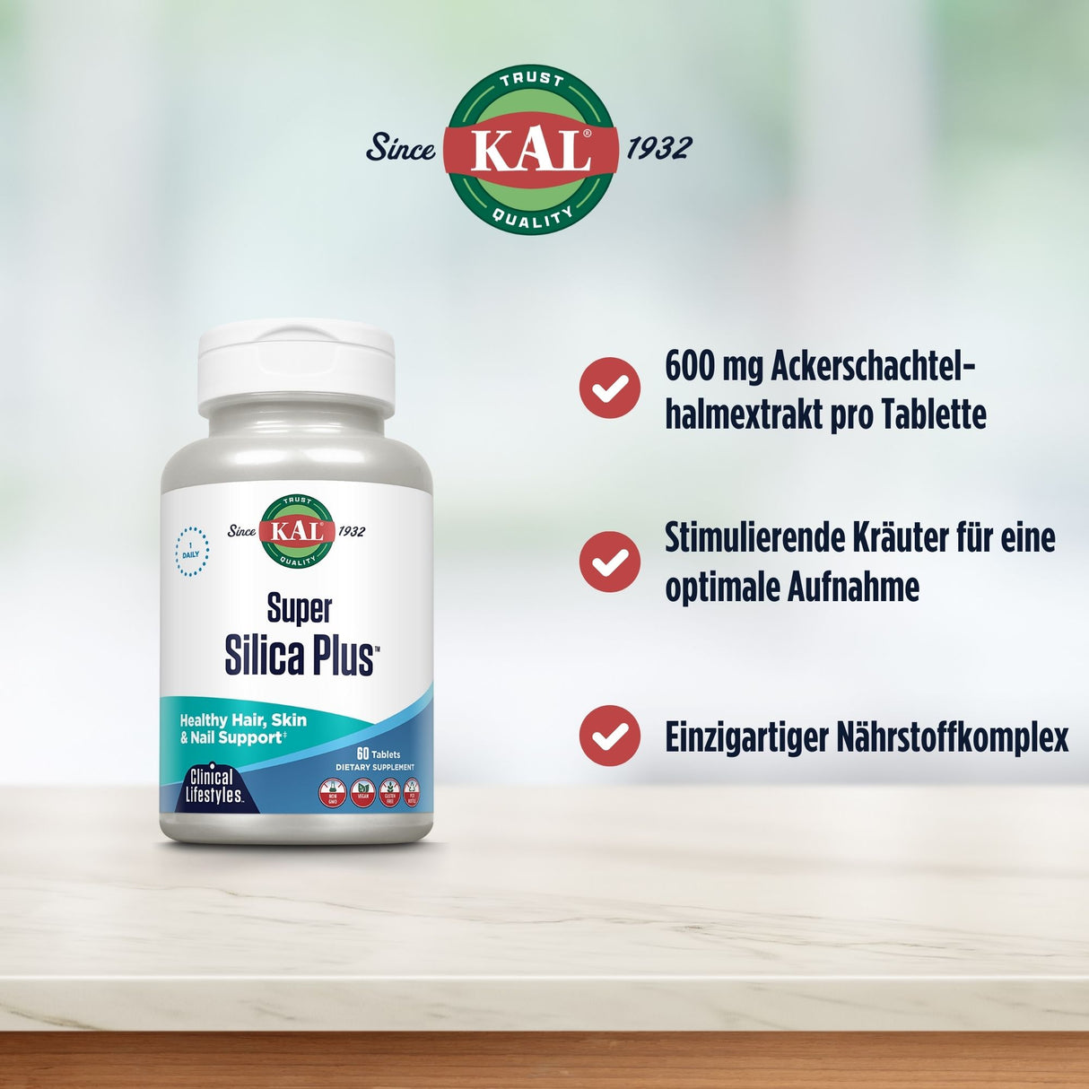 Das Bild zeigt eine Flasche des Nahrungsergänzungsmittels "KAL Super Silica Plus" auf einem Tisch vor einem unscharfen Hintergrund. Auf der Flasche steht "Healthy Hair, Skin & Nail Support". Neben der Flasche sind drei Textpunkte zu sehen: "600 mg Ackerschachtelhalmextrakt pro Tablette", "Stimulierende Kräuter für eine optimale Aufnahme" und "Einzigartiger Nährstoffkomplex". Oben im Bild befindet sich das KAL-Logo mit den Worten "Since 1932".