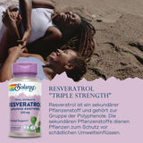 Zwei Menschen liegen lachend am Sandstrand. Im Vordergrund eine Flasche Solaray Resveratrol mit lila Deckel. Text beschreibt Resveratrol als sekundären Pflanzenstoff aus japanischem Staudenknöterich, 225 mg pro Kapsel, 60 Vegcaps.