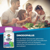 Familie isst gemeinsam am Tisch, Produkttext über Dino-Dophilus Kautabletten im Vordergrund.