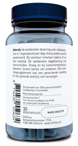 Eine durchsichtige Plastikflasche mit einem blauen Schraubverschluss, gefüllt mit blauen Vegacapsules. Auf dem Etikett steht eine Gebrauchsanweisung in niederländischer Sprache, die die empfohlene Dosierung beschreibt. Die Verpackung ist aus 100% recyceltem Plastik.