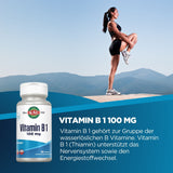 Eine Frau in Sportkleidung steht auf einem Felsen und dehnt sich. Im Vordergrund ist eine Vitamin B1 Flasche abgebildet. Text beschreibt die Vorteile von Vitamin B1.