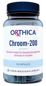 Das Bild zeigt eine Flasche mit Nahrungsergänzungsmitteln der Marke Orthica. Auf dem Etikett steht 'Chroom-200', was auf den Inhalt von 90 Kapseln Chrom hinweist. Der Hintergrund ist weiß, und die Kapseln sind blau. Der Text auf der Flasche ist in Blau und Pink gehalten und beschreibt die unterstützende Wirkung von Chrom auf den Blutzuckerspiegel.