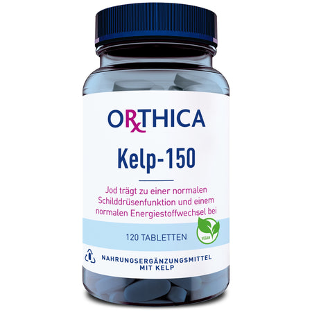 Das Bild zeigt eine blaue Plastikflasche mit weißem Etikett. Auf dem Etikett steht "ORTHICA Kelp-150". Darunter steht: "Jod trägt zu einer normalen Schilddrüsenfunktion und einem normalen Energiestoffwechsel bei". Die Flasche enthält 120 Tabletten und ist mit einem veganen Symbol versehen. Unten auf dem Etikett steht: "Nahrungsergänzungsmittel mit Kelp".