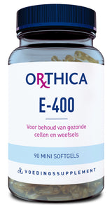 Das Bild zeigt eine Flasche von Orthica E-400 Nahrungsergänzungsmittel. Die Flasche ist mit einem blauen Deckel verschlossen und enthält 90 Mini-Softgels. Auf dem Etikett steht: 'Voor behoud van gezonde cellen en weefsels'.