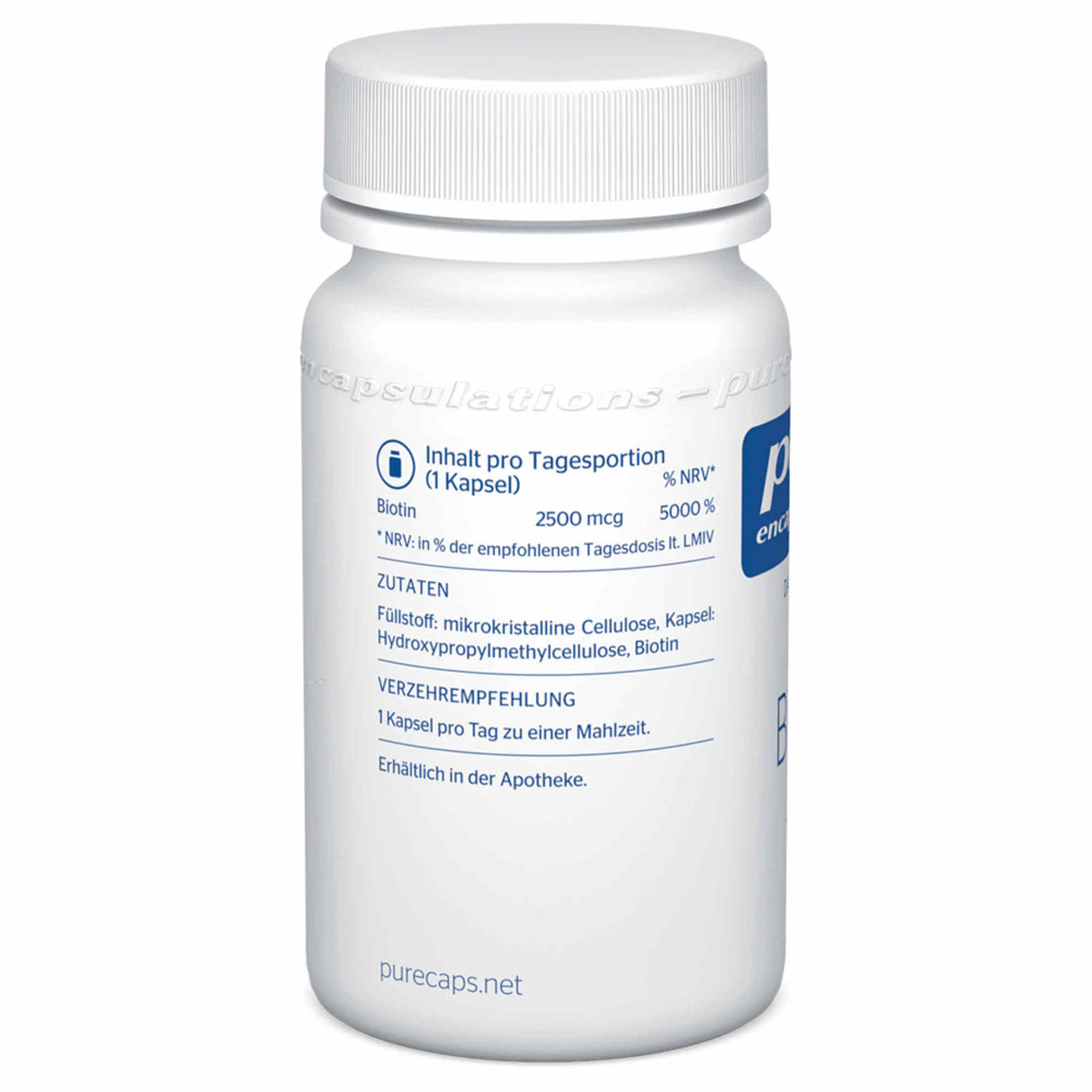 Eine weiße Plastikflasche mit einem Schraubverschluss, auf der Vorderseite steht "Inhalt pro Tagesportion (1 Kapsel) Biotin 2500 mcg 5000 % NRV". Darunter sind die Zutaten aufgelistet: Füllstoff: mikrokristalline Cellulose, Kapsel: Hydroxypropylmethylcellulose, Biotin. Es gibt auch eine Verzehrempfehlung: "1 Kapsel pro Tag zu einer Mahlzeit. Erhältlich in der Apotheke." Am unteren Rand steht "purecaps.net".