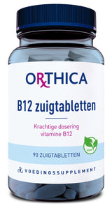 Eine Flasche mit dem Etikett 'Orthica B12 zuigtabletten', das 90 Lutschtabletten mit Vitamin B12 enthält. Das Etikett betont eine starke Dosierung und ist vegan. Die Flasche ist durchsichtig mit einem blauen Deckel.