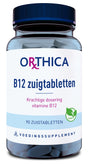 Eine Flasche mit dem Etikett 'Orthica B12 zuigtabletten', das 90 Lutschtabletten mit Vitamin B12 enthält. Das Etikett betont eine starke Dosierung und ist vegan. Die Flasche ist durchsichtig mit einem blauen Deckel.