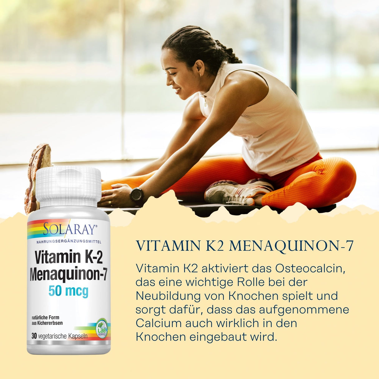 Eine Frau dehnt sich auf einer Yogamatte in einem lichtdurchfluteten Raum. Sie trägt ein weißes Oberteil und orangefarbene Leggings. Im Vordergrund ist eine Flasche Solaray Vitamin K2 Menaquinon-7 zu sehen. Der Text erklärt die Funktion von Vitamin K2 für die Knochengesundheit.