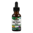 Eine braune Glasflasche mit Tropfverschluss, auf der ein Etikett mit der Aufschrift „Nature's Answer Fluid Extract Milk Thistle Seed“ zu sehen ist. Das Etikett hebt hervor, dass das Produkt alkoholfrei ist und die gesunde Leberfunktion fördert. Die Flasche steht vor einem weißen Hintergrund.