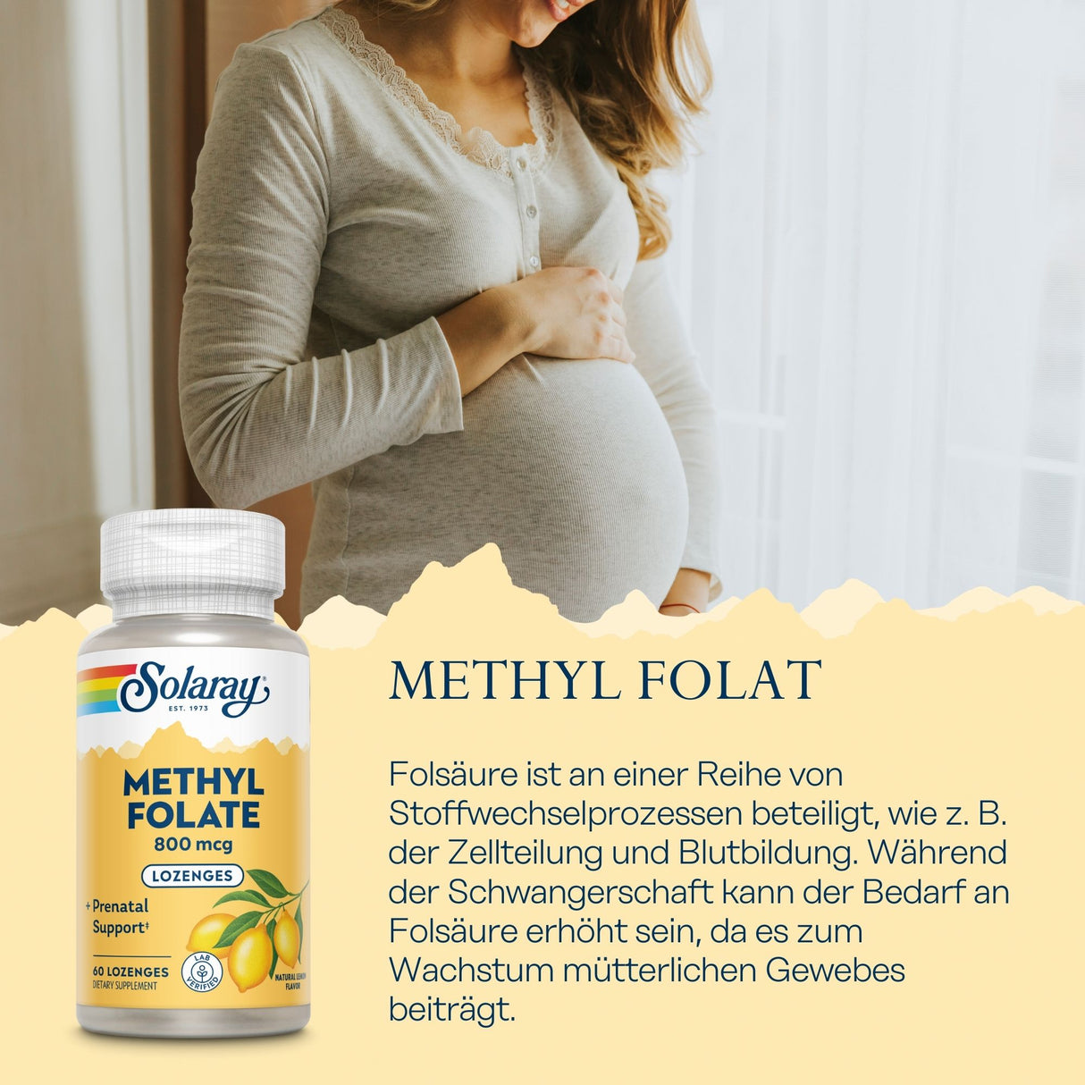 Eine schwangere Frau in einem beigen Oberteil hält ihren Bauch. Neben ihr steht eine Flasche Solaray Methyl Folat 800 mcg mit Zitronenabbildung. Im Hintergrund sind weiße Vorhänge zu sehen. Text beschreibt die Vorteile von Folsäure während der Schwangerschaft.