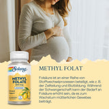 Eine schwangere Frau in einem beigen Oberteil hält ihren Bauch. Neben ihr steht eine Flasche Solaray Methyl Folat 800 mcg mit Zitronenabbildung. Im Hintergrund sind weiße Vorhänge zu sehen. Text beschreibt die Vorteile von Folsäure während der Schwangerschaft.