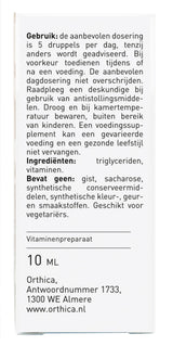 Das Bild zeigt die Rückseite einer Verpackung eines Vitaminpräparats von Orthica. Die Verpackung enthält Gebrauchsanweisungen und Inhaltsstoffe auf Niederländisch. Empfohlene Dosis ist 5 Tropfen pro Tag. Es wird darauf hingewiesen, dass das Produkt keine Hefe, Saccharose oder synthetische Konservierungsstoffe enthält und für Vegetarier geeignet ist. Die Verpackung hat eine weiße Hintergrundfarbe mit schwarzem Text. Die Adresse des Herstellers in Almere, Niederlande, ist ebenfalls angegeben.