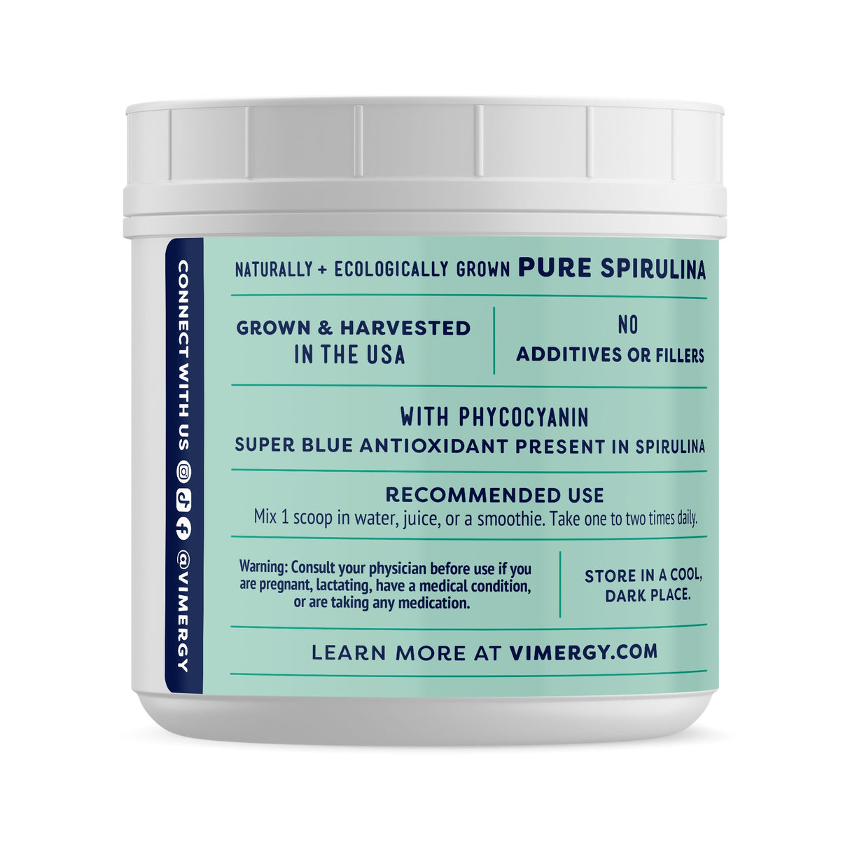 Ein weißer Behälter mit einem Etikett für "Pure Spirulina". Das Etikett beschreibt das Produkt als natürlich und ökologisch angebaut in den USA, ohne Zusätze oder Füllstoffe. Es enthält Phycocyanin, ein Antioxidans. Empfohlene Verwendung: 1 Messlöffel in Wasser, Saft oder Smoothie, ein- bis zweimal täglich. Warnhinweis für schwangere oder stillende Frauen und Personen mit gesundheitlichen Beschwerden. Lagerung an einem kühlen, dunklen Ort.
