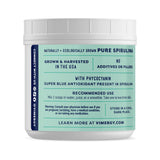 Ein weißer Behälter mit einem Etikett für "Pure Spirulina". Das Etikett beschreibt das Produkt als natürlich und ökologisch angebaut in den USA, ohne Zusätze oder Füllstoffe. Es enthält Phycocyanin, ein Antioxidans. Empfohlene Verwendung: 1 Messlöffel in Wasser, Saft oder Smoothie, ein- bis zweimal täglich. Warnhinweis für schwangere oder stillende Frauen und Personen mit gesundheitlichen Beschwerden. Lagerung an einem kühlen, dunklen Ort.