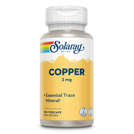 Das Bild zeigt eine Plastikflasche mit einem Etikett von Solaray, das "Copper 2 mg" und "Essential Trace Mineral" anzeigt. Die Flasche enthält 100 Vegcaps und ist für Nahrungsergänzungsmittel bestimmt. Das Etikett ist gelb mit einem weißen oberen Bereich, auf dem der Markenname Solaray in blauer Schrift steht. Unten sind Symbole für "Lab Verified" und "Vegcaps" zu sehen.