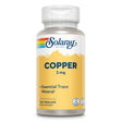 Das Bild zeigt eine Plastikflasche mit einem Etikett von Solaray, das "Copper 2 mg" und "Essential Trace Mineral" anzeigt. Die Flasche enthält 100 Vegcaps und ist für Nahrungsergänzungsmittel bestimmt. Das Etikett ist gelb mit einem weißen oberen Bereich, auf dem der Markenname Solaray in blauer Schrift steht. Unten sind Symbole für "Lab Verified" und "Vegcaps" zu sehen.