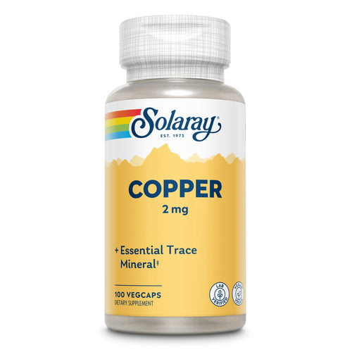 Das Bild zeigt eine Plastikflasche mit einem Etikett von Solaray, das "Copper 2 mg" und "Essential Trace Mineral" anzeigt. Die Flasche enthält 100 Vegcaps und ist für Nahrungsergänzungsmittel bestimmt. Das Etikett ist gelb mit einem weißen oberen Bereich, auf dem der Markenname Solaray in blauer Schrift steht. Unten sind Symbole für "Lab Verified" und "Vegcaps" zu sehen.