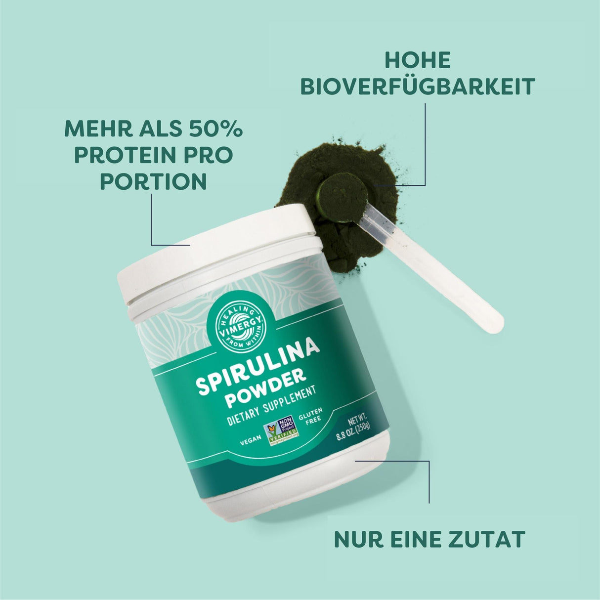 Spirulina-Pulver-Dose mit Löffel und Pulver daneben. Text: "Mehr als 50% Protein pro Portion", "Hohe Bioverfügbarkeit", "Nur eine Zutat".