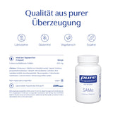 Das Bild zeigt eine Werbegrafik für das Produkt 'pure encapsulations SAMe', ein Nahrungsergänzungsmittel. Im oberen Teil steht der Slogan 'Qualität aus purer Überzeugung'. Darunter sind Symbole und Begriffe für 'Laktosefrei', 'Glutenfrei', 'Vegetarisch' und 'Sojafrei' zu sehen. Weiter unten befindet sich eine Tabelle mit Inhaltsangaben, die die Menge von 200 mg S-Adenosyl-Methionin pro Kapsel angibt, sowie eine Liste der Zutaten. Rechts im Bild ist eine weiße Flasche mit dem Produktetikett abgebildet.