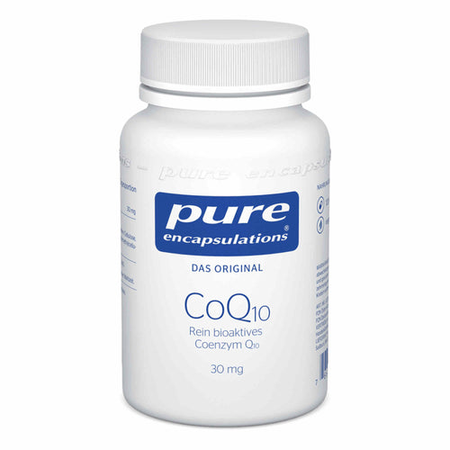 Eine weiße Kunststoffflasche mit Schraubverschluss, auf der "pure encapsulations CoQ10 Rein bioaktives Coenzym Q10 30 mg" steht. Die Flasche hat ein blaues Etikett mit weißer Schrift und enthält Nahrungsergänzungsmittel.