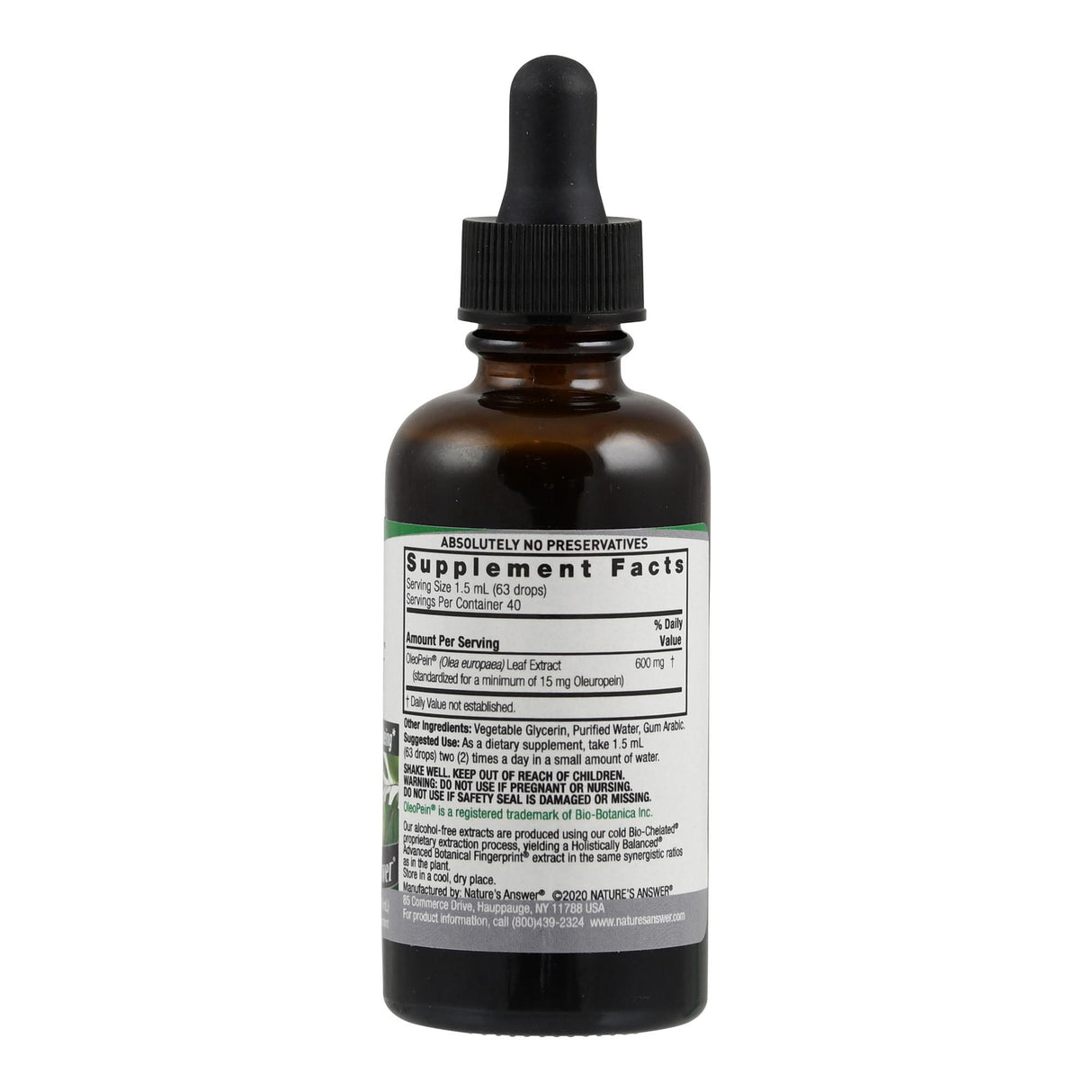 Eine braune Glasflasche mit einem schwarzen Tropfverschluss und einem Etikett mit Inhaltsangaben. Die Flasche steht vor einem weißen Hintergrund.