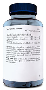 Eine durchsichtige Plastikflasche mit blauen Tabletten und einem blauen Deckel. Auf dem weißen Etikett steht in niederländischer Sprache die Inhaltsangabe: Mineralien und Vitamine wie Calcium, Magnesium und Vitamin D3. Es sind auch die Zutaten aufgelistet, darunter Mineralien, Maltodextrin und Antiklumpmittel.