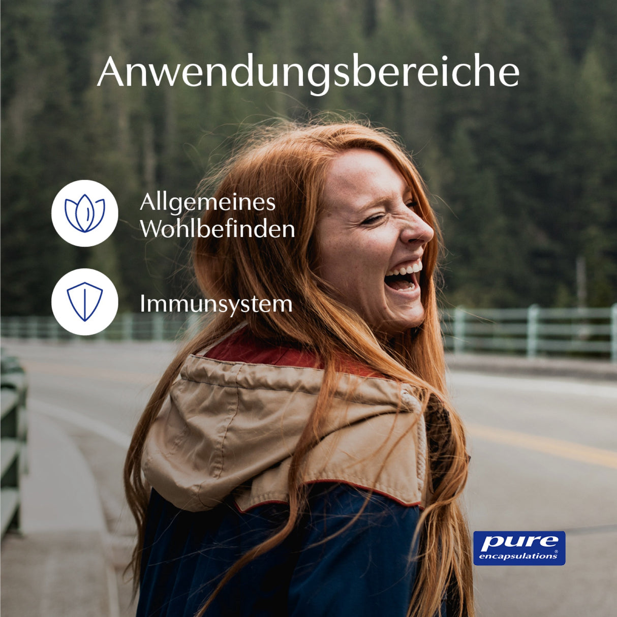 Eine Frau mit langen roten Haaren lacht auf einer Brücke in einer waldreichen Umgebung. Links im Bild sind Symbole mit Texten: "Allgemeines Wohlbefinden" und "Immunsystem". Oben steht der Text "Anwendungsbereiche". Unten rechts ist das Logo von "pure encapsulations" zu sehen.