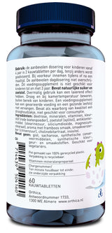 Das Bild zeigt eine Flasche mit einem blauen Schraubverschluss und einem Etikett in niederländischer Sprache. Die Flasche enthält 60 Kautabletten eines Vitamin-Mineralstoffpräparats von Orthica. Auf dem Etikett sind Informationen zur Dosierung, Zutaten und Lagerung angegeben. Die Flasche besteht aus 100% recyceltem Plastik und ist recycelbar. Es gibt einen Barcode und eine Adresse in Almere, Niederlande. Ein kleines Dinosaurier-Illustration ist ebenfalls sichtbar.
