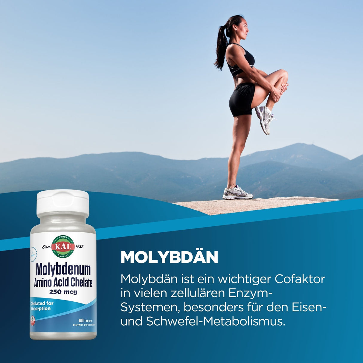 Eine Frau in Sportkleidung steht auf einem Felsen in einer Berglandschaft und dehnt ihr Bein. Im Vordergrund ist eine Flasche Molybdän-Aminosäure-Chelat zu sehen. Der Himmel ist klar und blau. Text auf der Flasche beschreibt die Bedeutung von Molybdän für den Stoffwechsel.