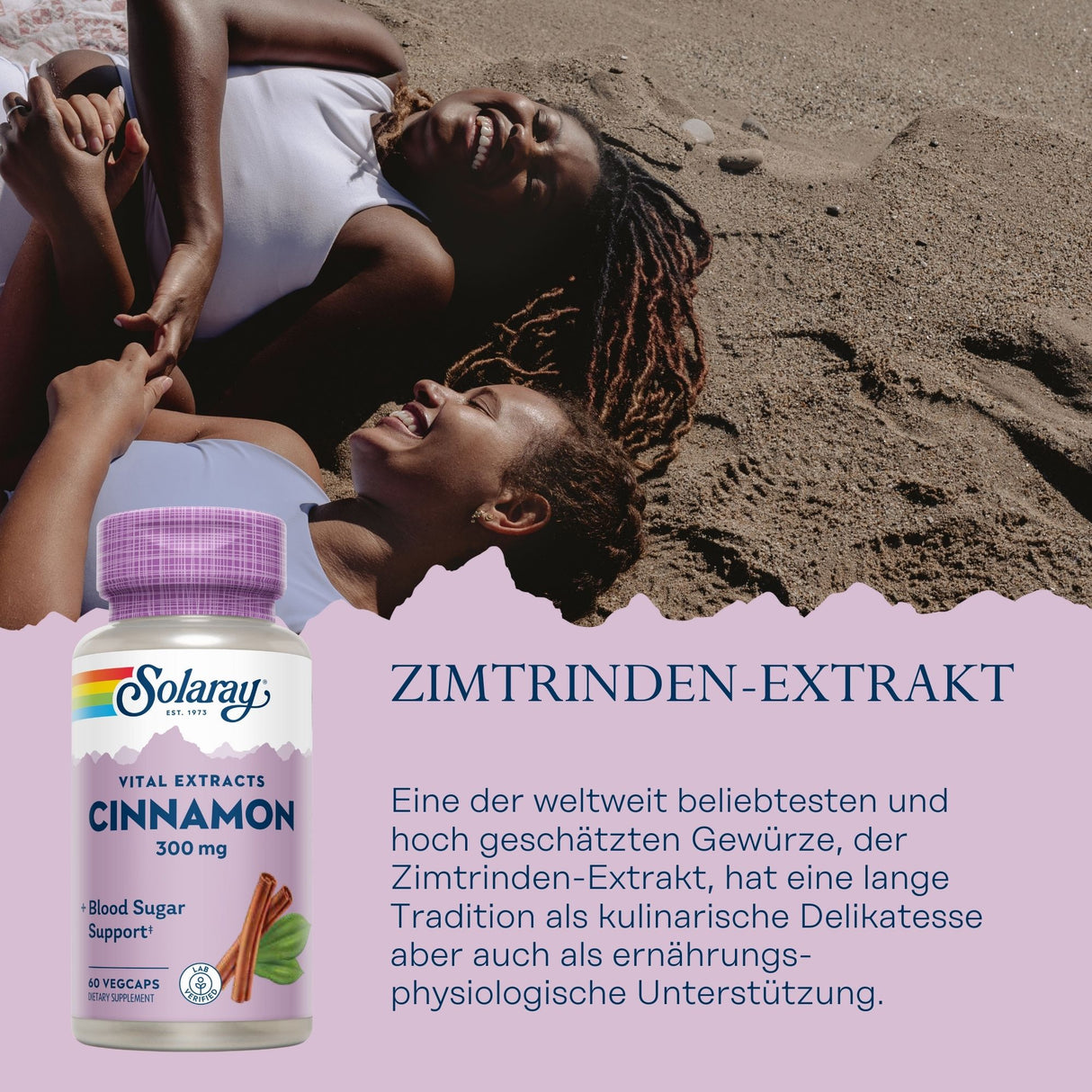 Zwei lachende Frauen liegen entspannt auf einem Sandstrand. Im Vordergrund ist eine Flasche Solaray Zimtrinden-Extrakt abgebildet. Der Text beschreibt die Vorteile von Zimtrinden-Extrakt als kulinarische Delikatesse und ernährungsphysiologische Unterstützung.