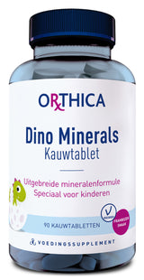 Eine Flasche mit einem Nahrungsergänzungsmittel namens "Orthica Dino Minerals Kauwtablet". Die Flasche ist blau mit einem schwarzen Deckel. Auf dem Etikett steht: "Uitgebreide mineralenformule speciaal voor kinderen" und "90 kauwtabletten". Es gibt ein Bild eines Dinosauriers und das Wort "voedingssupplement". Das Produkt ist vegetarisch und hat einen Himbeergeschmack.