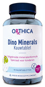 Eine Flasche mit einem Nahrungsergänzungsmittel namens "Orthica Dino Minerals Kauwtablet". Die Flasche ist blau mit einem schwarzen Deckel. Auf dem Etikett steht: "Uitgebreide mineralenformule speciaal voor kinderen" und "90 kauwtabletten". Es gibt ein Bild eines Dinosauriers und das Wort "voedingssupplement". Das Produkt ist vegetarisch und hat einen Himbeergeschmack.