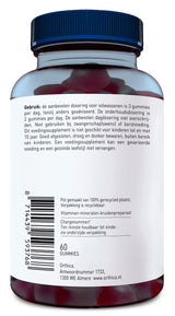 Eine Flasche mit einem blauen Deckel, die ein Nahrungsergänzungsmittel in Form von Gummies enthält. Auf dem Etikett steht ein Text in niederländischer Sprache, der Informationen zur Verwendung und Lagerung des Produkts gibt. Es wird darauf hingewiesen, dass die empfohlene Dosierung für Erwachsene drei Gummies pro Tag beträgt, es sei denn, es wird anders beraten. Das Produkt sollte nicht während der Schwangerschaft oder Stillzeit verwendet werden. Es ist nicht für Kinder bis zu zehn Jahren geeignet. Die Verp