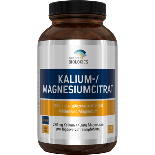 Eine weiße Plastikflasche mit einem Etikett, das Informationen über Nahrungsergänzungsmittel enthält. Das Etikett beschreibt die Inhaltsstoffe und Nährwerte der Kapseln, die Kalium und Magnesium enthalten. Die Flasche hat einen weißen Schraubverschluss und ist auf einem weißen Hintergrund platziert. Auf dem Etikett sind auch Angaben zum Hersteller und zur Haltbarkeit zu sehen.