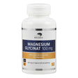 Eine weiße Plastikflasche mit einem Etikett, das "Magnesium Glycinat 100 mg" von American Biologics zeigt. Die Flasche enthält 90 Kapseln und ist als Nahrungsergänzungsmittel gekennzeichnet. Das Etikett ist blau und orange mit Informationen zu veganen und gentechnikfreien Inhaltsstoffen.
