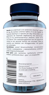 Die Abbildung zeigt eine blaue Kunststoffflasche mit einem Etikett auf der Vorderseite. Das Etikett enthält Text auf Niederländisch, der Anweisungen zur Verwendung und Inhaltsstoffe eines Nahrungsergänzungsmittels beschreibt. Die Flasche enthält 180 Kapseln und ist von der Marke Orthica. Der Barcode und weitere Angaben zur Lagerung und Dosierung sind ebenfalls sichtbar. Die Flasche steht aufrecht vor einem weißen Hintergrund.