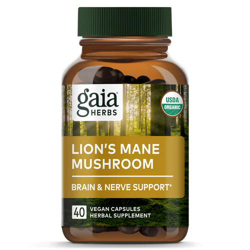 Die Abbildung zeigt eine braune Flasche mit einem grünen Deckel, die 40 vegane Kapseln eines Nahrungsergänzungsmittels enthält. Auf dem Etikett steht 'Gaia Herbs Lion's Mane Mushroom Brain & Nerve Support'. Ein USDA Organic-Siegel ist sichtbar. Der Hintergrund des Etiketts zeigt einen Wald mit Sonnenlicht.