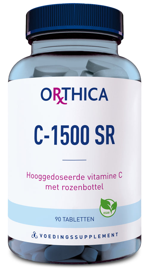 Das Bild zeigt eine Flasche mit einem Nahrungsergänzungsmittel. Auf dem Etikett steht 'Orthica C-1500 SR', 'Hooggedoseerde vitamine C met rozenbottel' und '90 tabletten'. Die Flasche hat einen blauen Deckel. Ein veganer Hinweis ist sichtbar.