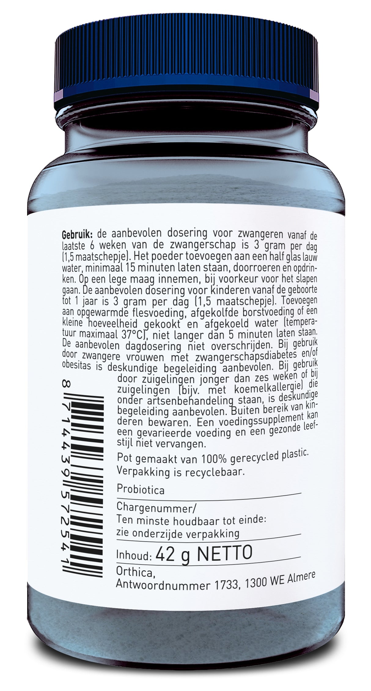 Das Bild zeigt eine blaue Kunststoffdose mit einem Etikett in niederländischer Sprache. Die Dose enthält 42 g Nettoinhalt und ist aus 100 % recyceltem Plastik. Die Verpackung ist ebenfalls recycelbar. Auf dem Etikett stehen Anweisungen zur Verwendung und Dosierung eines Produkts, das für schwangere Frauen und Kinder geeignet ist. Der Hersteller ist Orthica, mit Sitz in Almere, Niederlande.