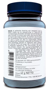 Das Bild zeigt eine blaue Kunststoffdose mit einem Etikett in niederländischer Sprache. Die Dose enthält 42 g Nettoinhalt und ist aus 100 % recyceltem Plastik. Die Verpackung ist ebenfalls recycelbar. Auf dem Etikett stehen Anweisungen zur Verwendung und Dosierung eines Produkts, das für schwangere Frauen und Kinder geeignet ist. Der Hersteller ist Orthica, mit Sitz in Almere, Niederlande.