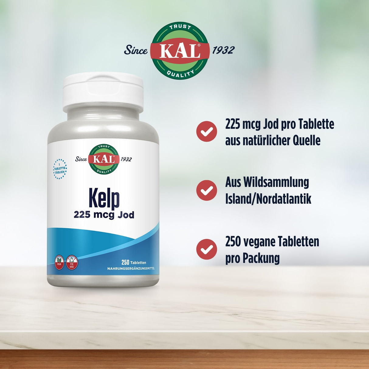 Das Bild zeigt eine Flasche Kelp-Nahrungsergänzungsmittel von KAL mit 225 mcg Jod pro Tablette. Die Flasche steht auf einer Tischplatte. Auf der rechten Seite sind Informationen über die Herkunft und Menge des Produkts angegeben: 225 mcg Jod pro Tablette aus natürlicher Quelle, aus Wildsammlung Island/Nordatlantik, und 250 vegane Tabletten pro Packung. Im Hintergrund ist das KAL-Logo zu sehen mit dem Hinweis 'Since 1932'.