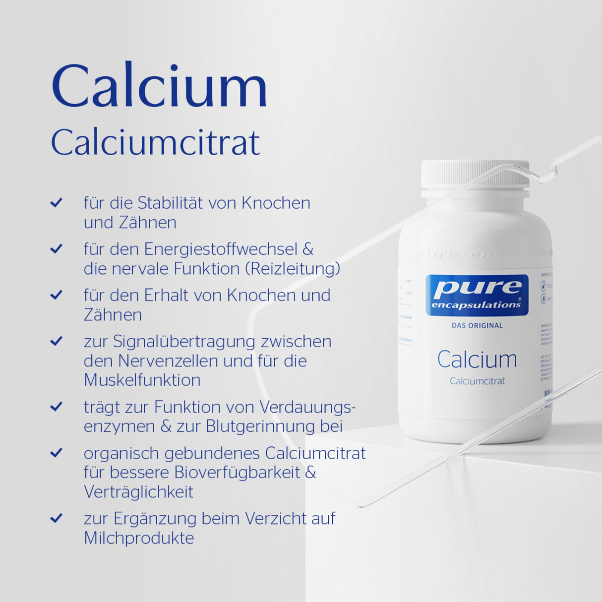 Das Bild zeigt eine Verpackung von Calciumcitrat der Marke Pure Encapsulations. Links ist eine Liste der Vorteile von Calciumcitrat auf Deutsch aufgeführt. Die Verpackung steht auf einem weißen Untergrund.