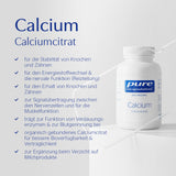 Das Bild zeigt eine Verpackung von Calciumcitrat der Marke Pure Encapsulations. Links ist eine Liste der Vorteile von Calciumcitrat auf Deutsch aufgeführt. Die Verpackung steht auf einem weißen Untergrund.