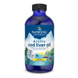 Eine blaue Flasche mit der Aufschrift 'Nordic Naturals Arctic Cod Liver Oil'. Die Flasche zeigt eine Landschaft mit Bergen, Bäumen und einem Boot. Es handelt sich um ein Fischölpräparat mit Zitronengeschmack, das aus wildem arktischem Kabeljau gewonnen wird. Die Flasche enthält 237 ml.