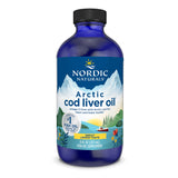 Eine blaue Flasche mit der Aufschrift 'Nordic Naturals Arctic Cod Liver Oil'. Die Flasche zeigt eine Landschaft mit Bergen, Bäumen und einem Boot. Es handelt sich um ein Fischölpräparat mit Zitronengeschmack, das aus wildem arktischem Kabeljau gewonnen wird. Die Flasche enthält 237 ml.